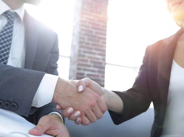 Close-up van twee zakenmensen die elkaar de hand schudden — Stockfoto