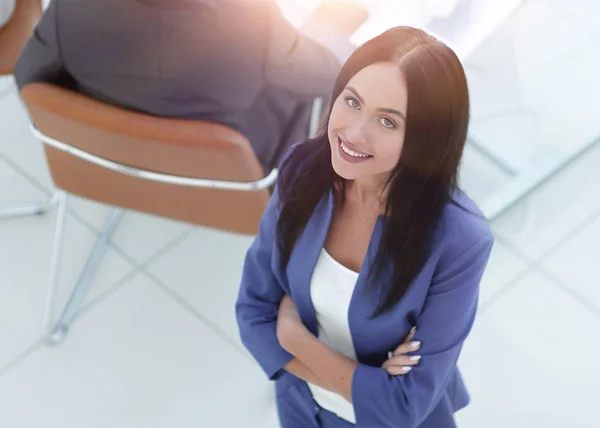 Portrait de la femme d'affaires et de ses collègues sur fond — Photo