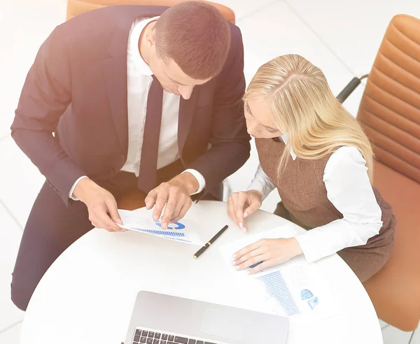 Uomo d'affari e donna d'affari discutendo schema di marketing — Foto Stock