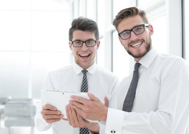 up.Employees ofis pencere yakınındaki bir dijital tablet konumu olan kapatın