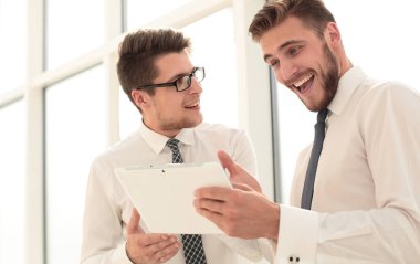 Genç işçilerin işyerinde dijital tablet kullanmak