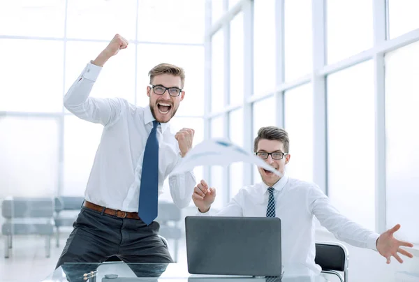 Deux employés heureux dans un nouveau bureau moderne — Photo