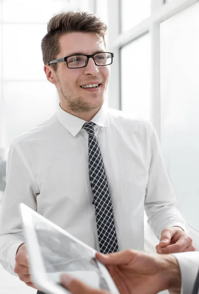 Unga anställda prata stående i nya office — Stockfoto