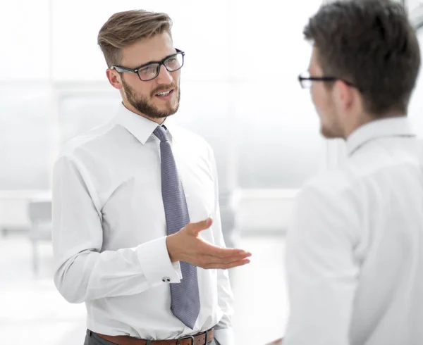 De cerca. empleados discuten sus ideas de pie en la oficina —  Fotos de Stock