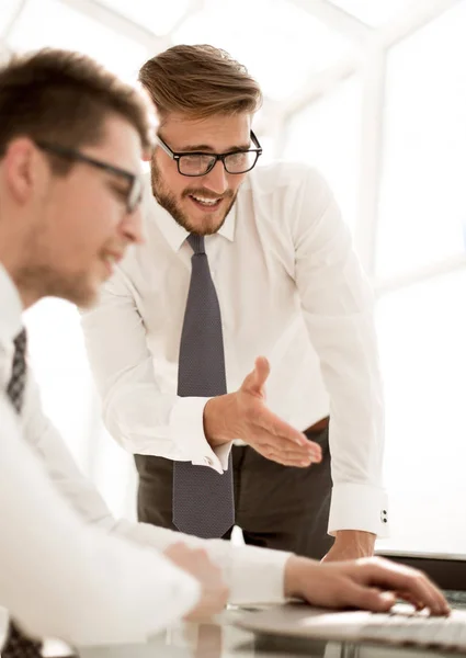 De cerca. empleados sonrientes discutiendo información de negocios . —  Fotos de Stock