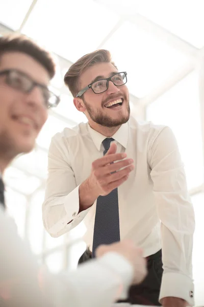 De cerca. dos empleados están hablando sentados en la mesa — Foto de Stock