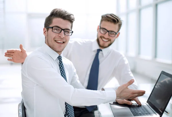 Close up.two empleados exitosos en el lugar de trabajo — Foto de Stock