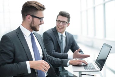 up.Business yakın iş arkadaşlarınızla tartışın güncel bilgiler