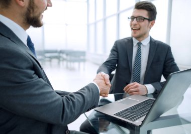 up.Handshake Yöneticisi ve müşteri banka ofiste kapatın