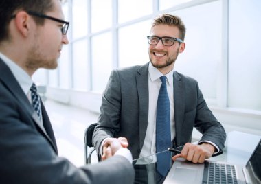yakın up.business arkadaşları onların masada oturan bir dizüstü bilgisayarı kullanıyor
