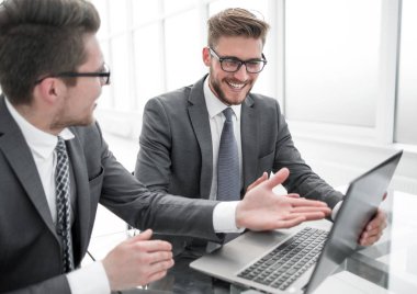 yakın up.business meslektaşları masada oturan bir şey tartışmak.