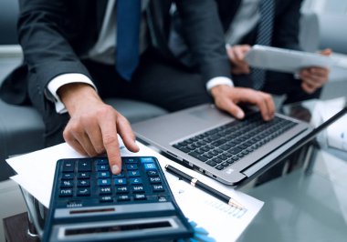 up.businessman mali kar hesaplamak için bir hesap makinesi kullanarak kapatın.