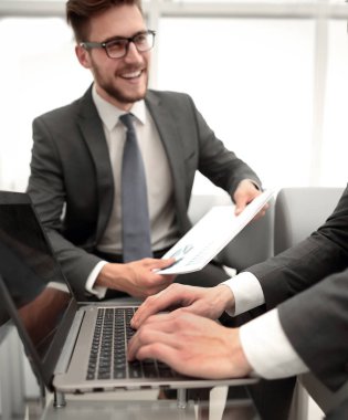 up.Smiling işadamı finansal belgeler ile kapatmak