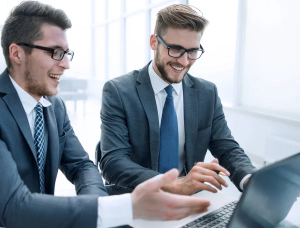 Close up. Dos personas de negocios trabajan en una computadora portátil — Foto de Stock