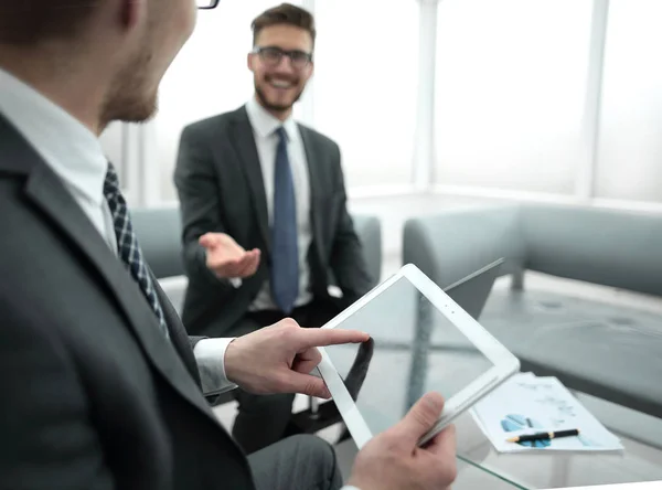 Employés sur le lieu de travail dans le bureau — Photo