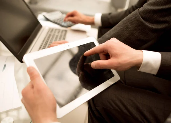 Close up.businessman clicando na tela do tablet digital — Fotografia de Stock