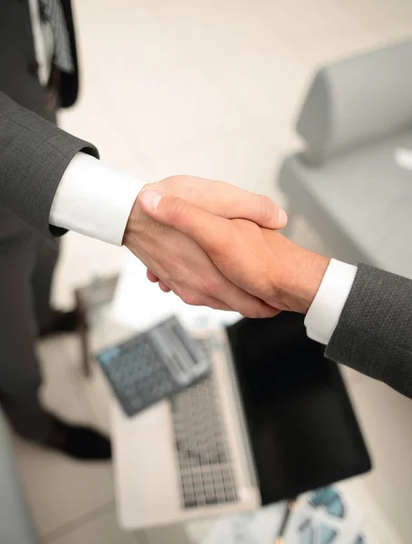 Nära up.business handslag över suddiga bakgrunden. — Stockfoto