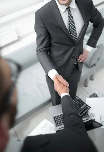 Cerrar up.handshake de los empresarios en el fondo de la oficina — Foto de Stock