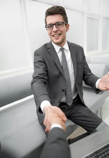 Fecha. confiante handshake pessoas de negócios . — Fotografia de Stock