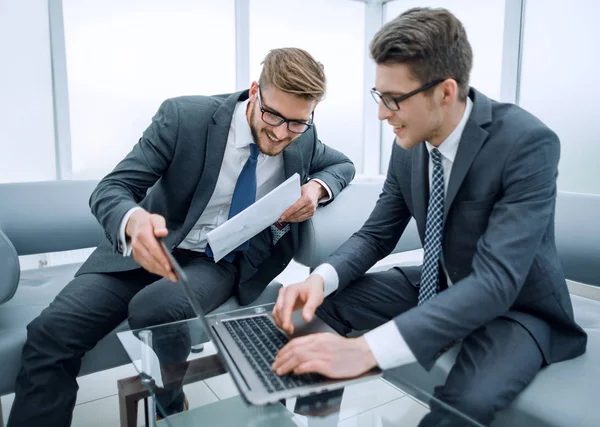 Colegas close up.business utilizan una computadora portátil para comprobar los datos financieros —  Fotos de Stock