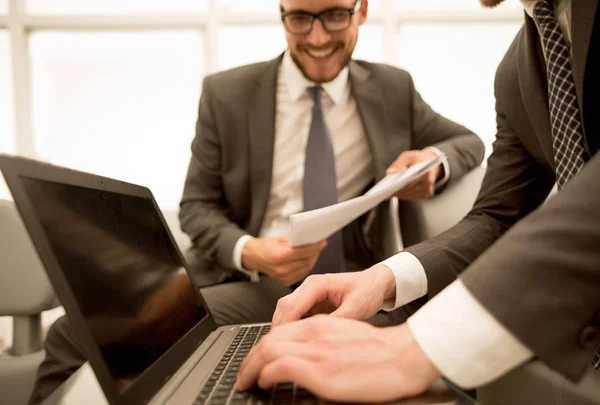 Close up.business partners analizando datos financieros — Foto de Stock