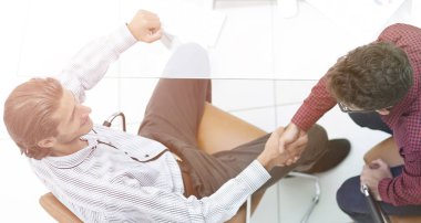 karşılıklı bir masa üzerinde personelin