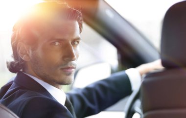 Adam direksiyonda oturuyor.