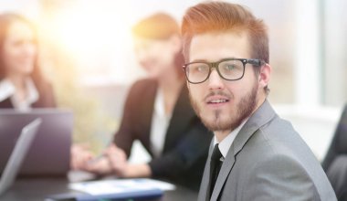 Proje Yöneticisi ofiste portresi