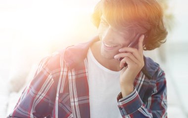 güzel bir fincan adamla bir dizüstü bilgisayar önünde oturur.