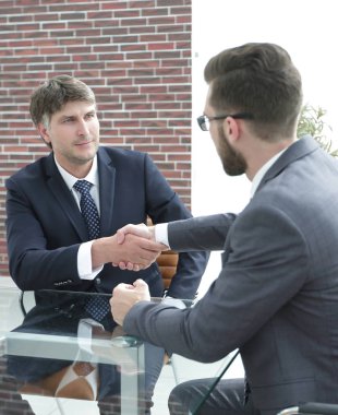 İş ortakları sözleşme tartıştıktan sonra el sallamak