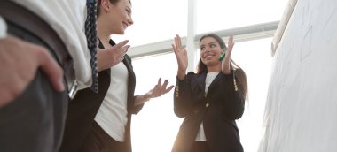 flipchart üzerinde bir marker ile işaret iş kadını