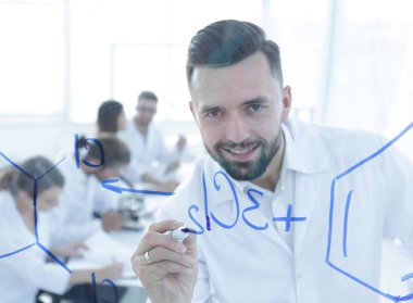 bir gülümseyen, yakın bilim adamı yazıyor bir formül tahtaya