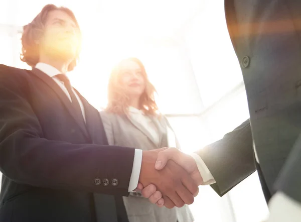 Foto de aperto de mão de dois empresários felizes — Fotografia de Stock