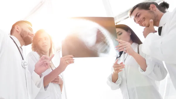 Mediziner betrachten Patienten-Röntgenfilm — Stockfoto