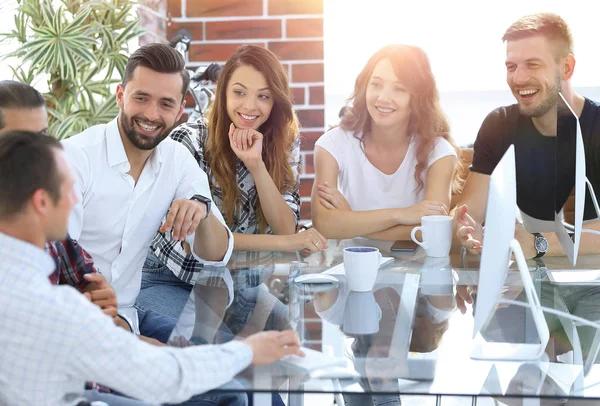 Equipo sonriente discutiendo los problemas actuales — Foto de Stock