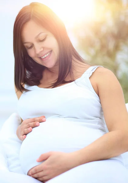 Porträtt av en glad gravid kvinna. — Stockfoto