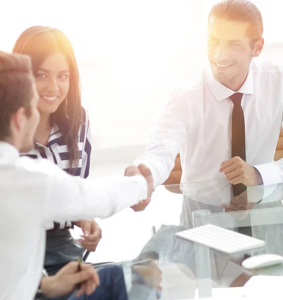 Geschäftsleute schütteln Hände, beenden ein Meeting — Stockfoto