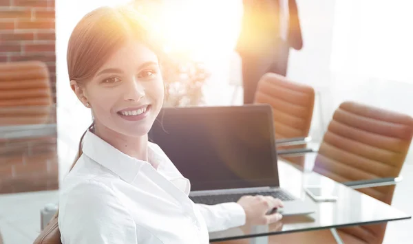 Bem sucedido jovem assistente feminino — Fotografia de Stock