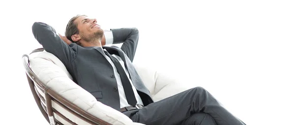 Счастливый бизнесмен расслабляется в большом удобном кресле — стоковое фото