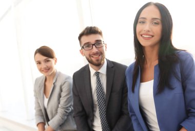 Zaman molası gülümseyen ve kendinden emin iş takım