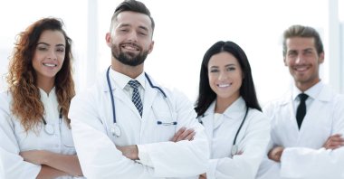 Tıp doktorları grubu. Beyaz arkaplanda izole.