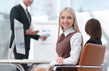 iş takım arka planda bir masada oturan başarılı iş kadını.