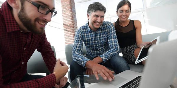 Grupo de criativos brainstorm trabalhador juntos no escritório — Fotografia de Stock