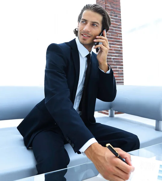 Empresário trabalhando em seu escritório — Fotografia de Stock