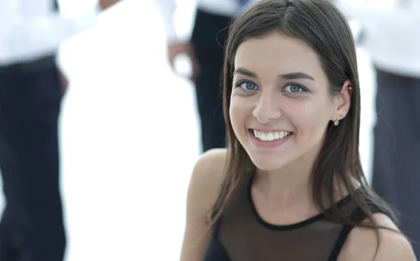 Retrato de mujer de negocios joven sobre fondo borroso . — Foto de Stock