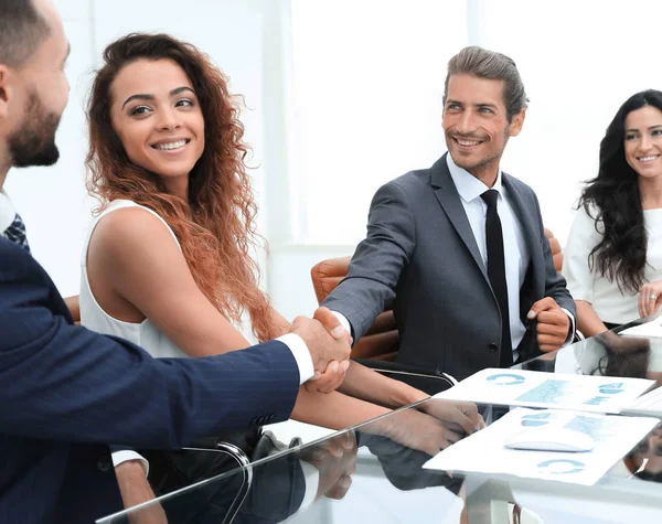 Colegas de aperto de mão em uma reunião de trabalho — Fotografia de Stock