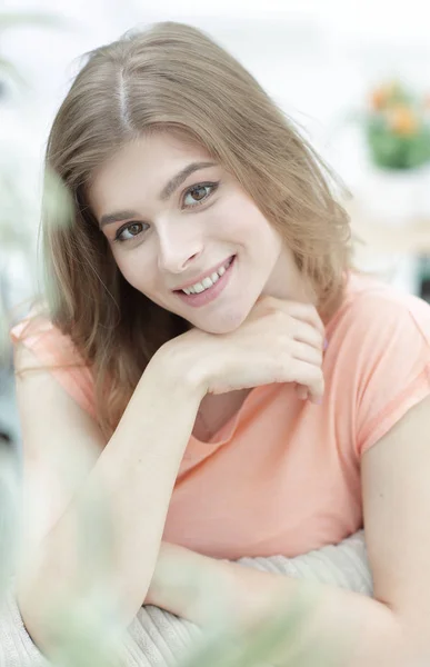 Retrato de jovem mulher sorridente no fundo da sala de estar . — Fotografia de Stock