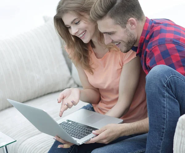 Joven pareja viendo vídeos en el ordenador portátil —  Fotos de Stock
