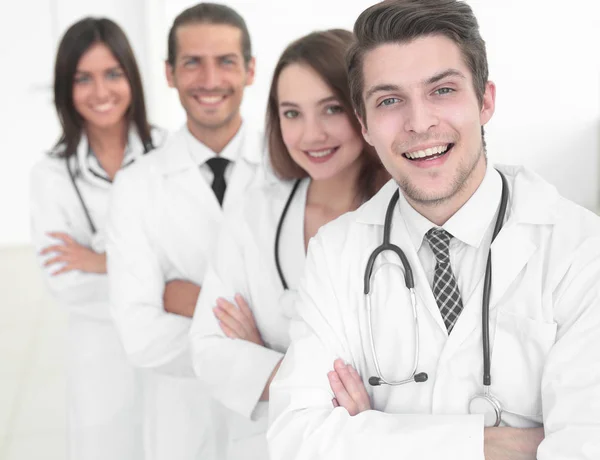 Portret van zelfverzekerde gelukkige groep artsen — Stockfoto