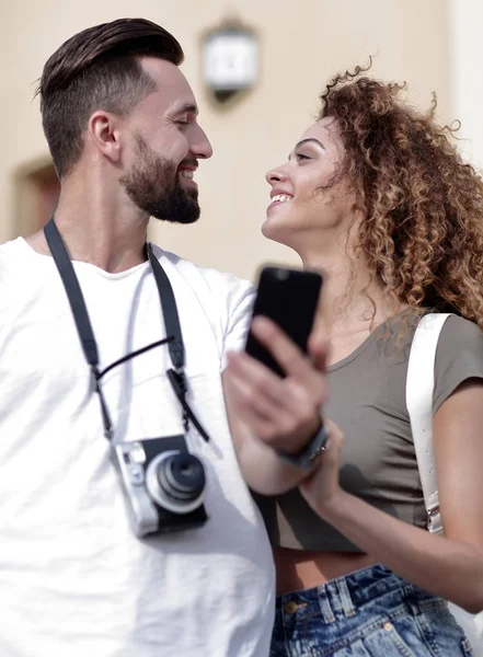 Lächelndes Paar mit Smartphone in der Stadt — Stockfoto